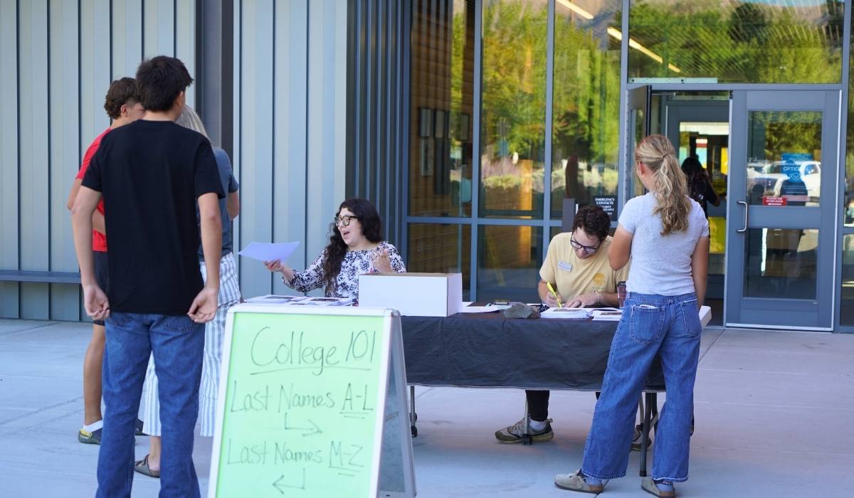 Students connecting with Running Start advisors outside of Mish ee twie