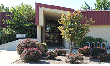 Exterior photo of the main entryway to Eller-Fox Science Center